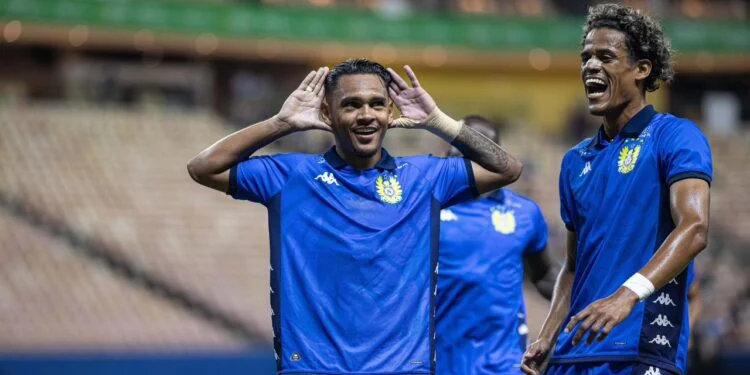 Jogadores do Nacional comemorando goleada historica contra o Paysandu na Arena da Amazonia