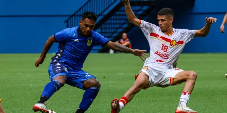 Jogadores do Nacional FC comemoram vitória de virada contra o GAS-RR na Arena da Amazônia pela Série D.