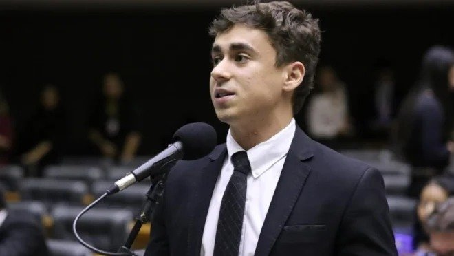 Deputado federal Nikolas Ferreira durante pronunciamento sobre a rejeição do relatório da CPI do Crime Organizado no Congresso Nacional.