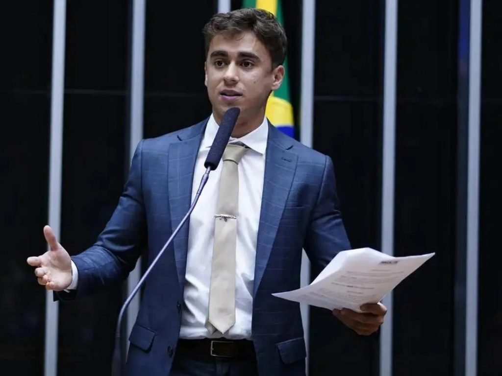 Deputado federal Nikolas Ferreira no plenário da Câmara dos Deputados durante sessão em Brasília.