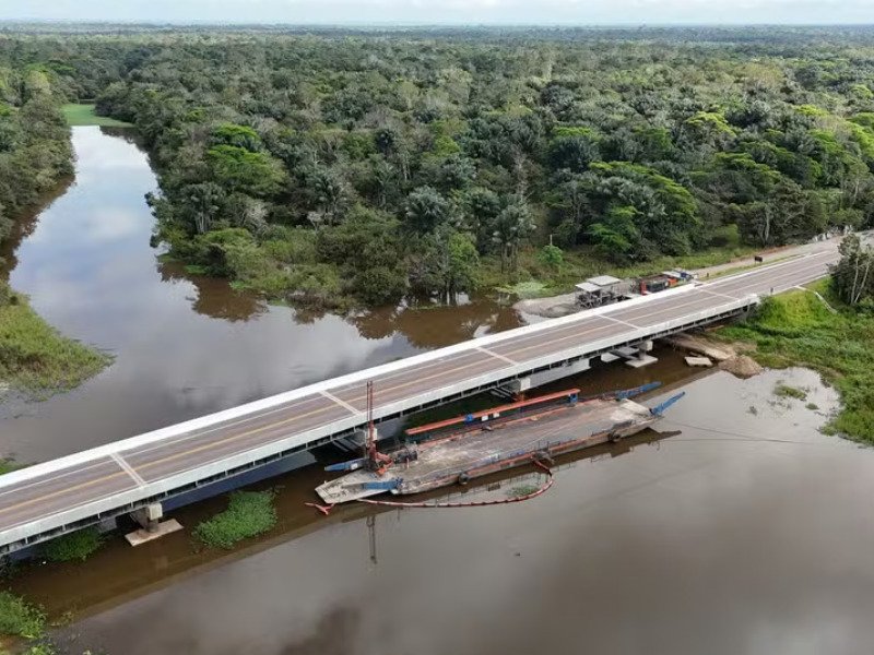 Vista aérea da nova ponte construída pelo DNIT sobre o rio Autaz Mirim no km 24 da rodovia BR 319 no Amazonas.