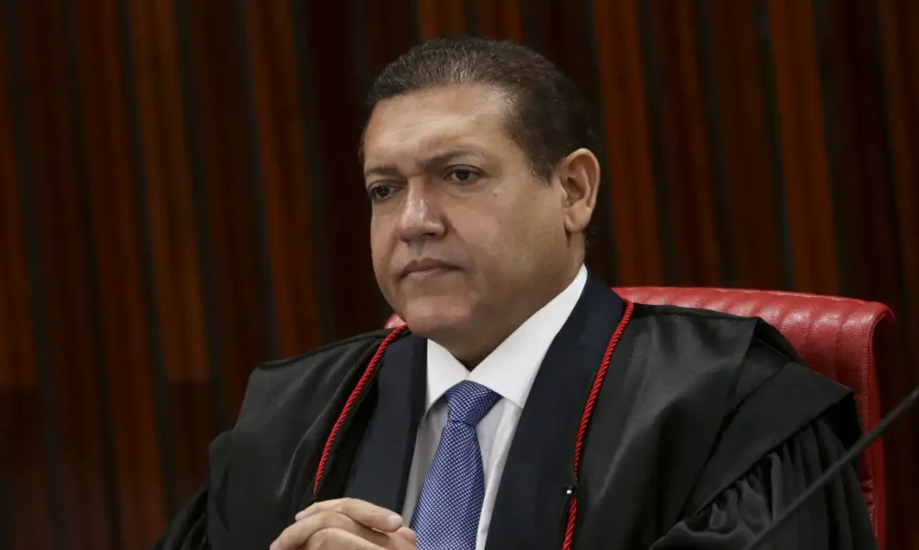Ministro Nunes Marques em sessão oficial no Tribunal Superior Eleitoral.