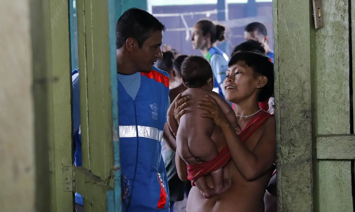 Profissionais de saúde reunidos em treinamento para a implementação do novo tratamento de malária pediátrica no Amazonas.