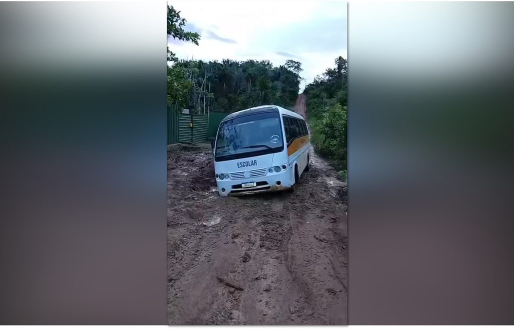 Onibus escolar amarelo atolado em lama no quilometro 26 da rodovia AM 070 em Iranduba durante periodo de chuvas