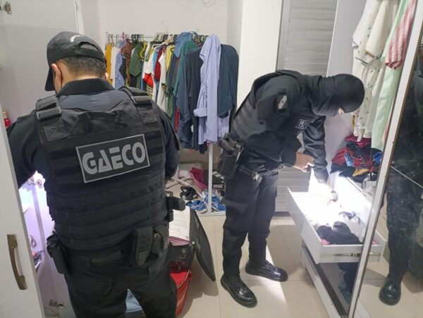 Agentes de segurança em operação policial contra o crime organizado em Belém do Pará.