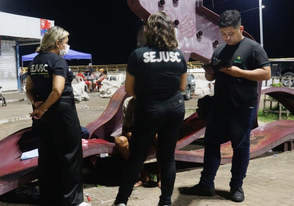 Equipes da Operação Impacto realizam atendimentos sociais e de saúde para pessoas em situação de vulnerabilidade no Centro de Manaus.