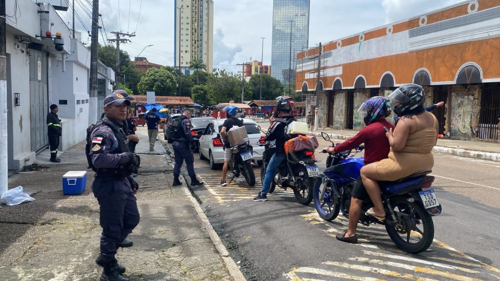 Policiais militares realizando patrulhamento preventivo durante a Operação Impacto no Centro de Manaus
