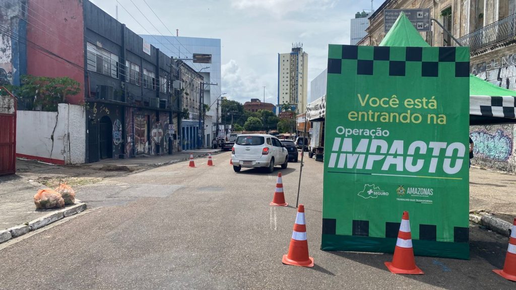 Policiais militares realizando patrulhamento preventivo durante a Operação Impacto no Centro de Manaus