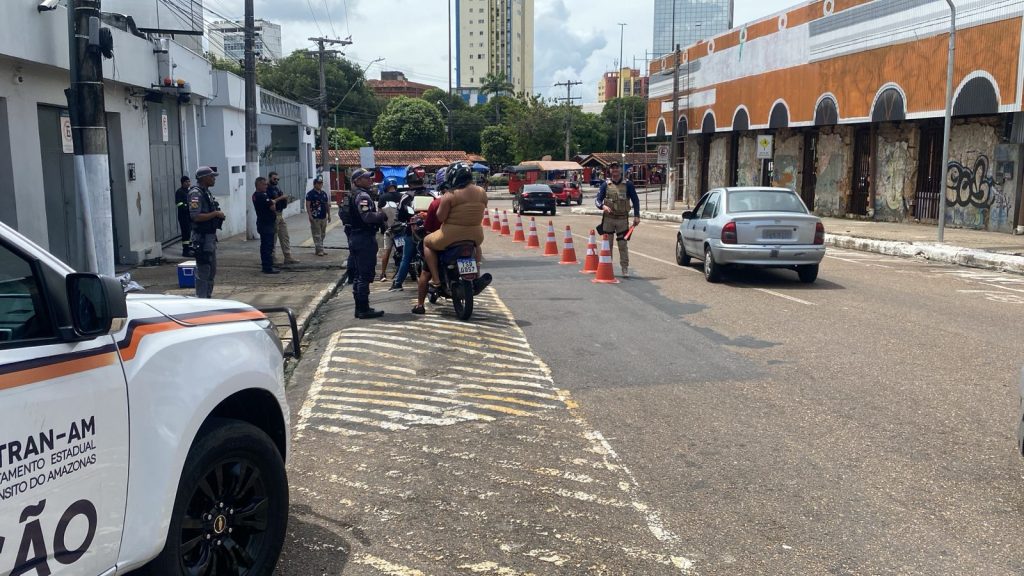 Policiais militares realizando patrulhamento preventivo durante a Operação Impacto no Centro de Manaus