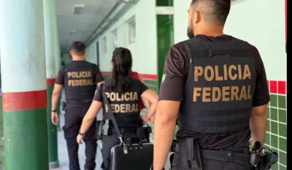 viatura da polícia em frente a instituição federal durante a operação sala segura no amazonas