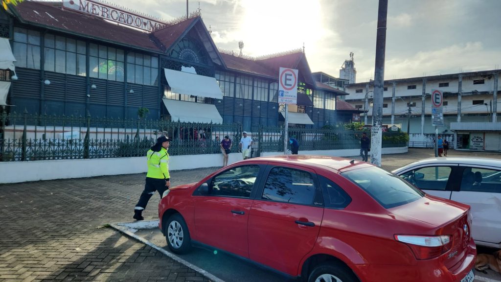Agentes de trânsito do IMMU realizam fiscalização de veículos estacionados irregularmente em via pública de Manaus.