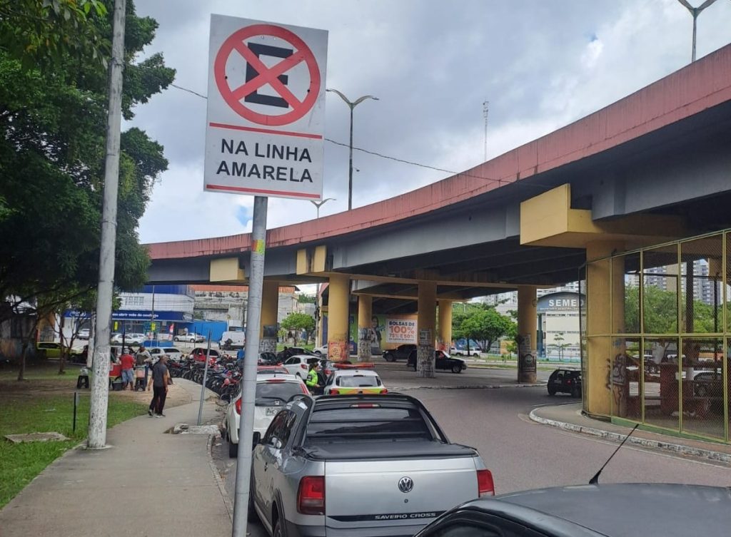 Agentes de trânsito do IMMU realizam fiscalização de veículos estacionados irregularmente em via pública de Manaus.