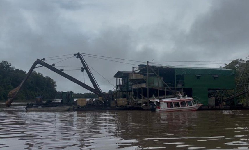 Agentes da Polícia Federal e do ICMBio fiscalizam equipamentos de garimpo ilegal destruídos em unidade de conservação no Amazonas.