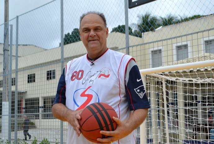 Fotografia de Oscar Schmidt, o maior ídolo do basquete brasileiro conhecido como Mão Santa.
