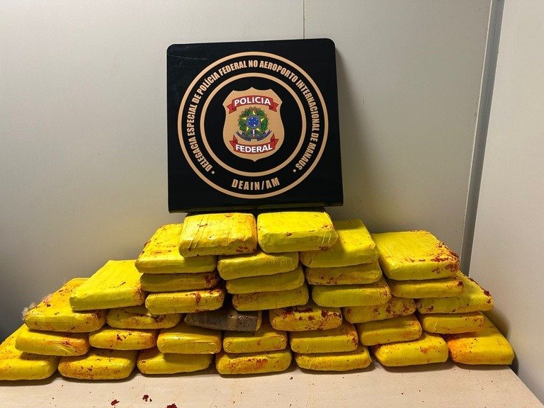 Tabletes de skunk apreendidos pela Polícia Federal dentro de malas abertas no Aeroporto de Manaus.