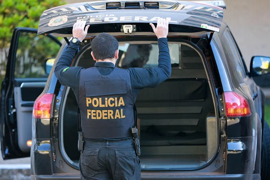 viatura da policia federal estacionada durante operacao contra fraudes no inss