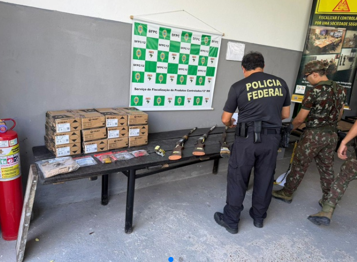 Agentes da Polícia Federal e do Exército Brasileiro durante processo de destruição de armas e munições apreendidas no Amazonas.