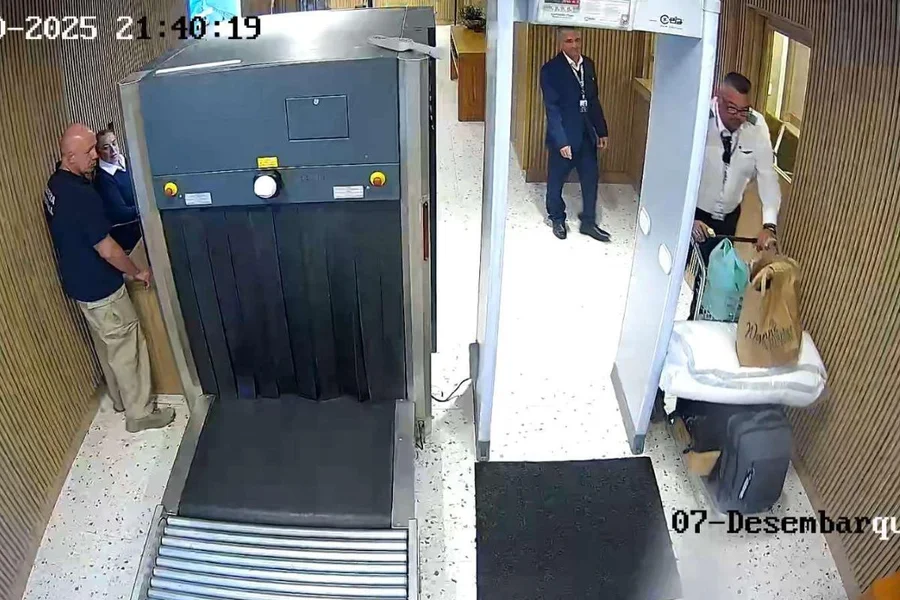 imagem de aeroporto com bagagens sendo descarregadas