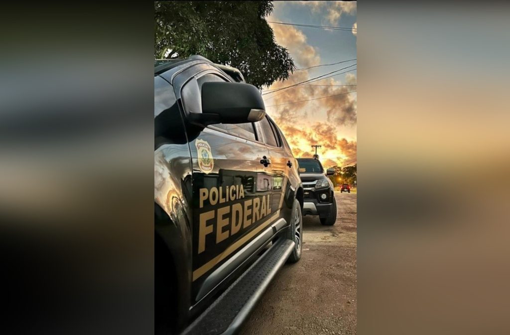 Agentes da Polícia Federal em operação contra crimes de abuso sexual infantojuvenil na internet em Manaus