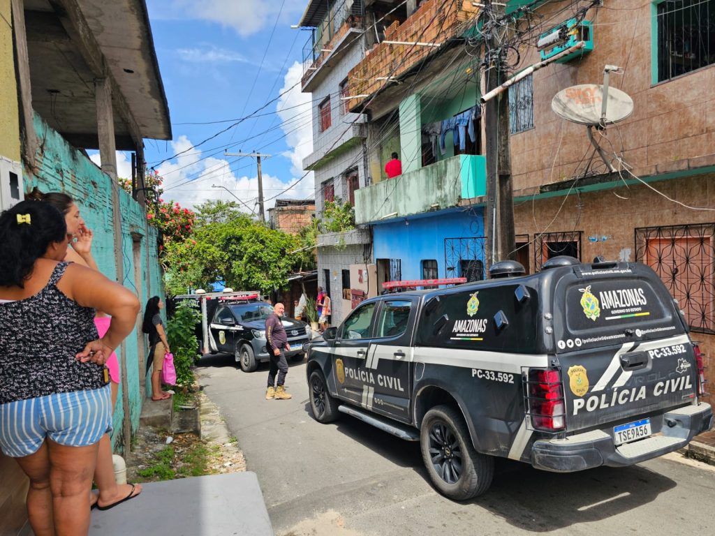 Pedreiro morre eletrocutado após encostar ferramenta em fiação de alta tensão no bairro Betânia em Manaus.