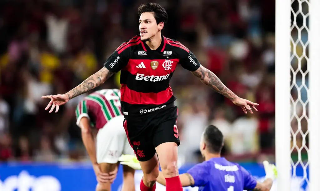 Jogador Pedro do Flamengo comemora gol durante partida contra o Fluminense no Maracanã pelo Campeonato Brasileiro