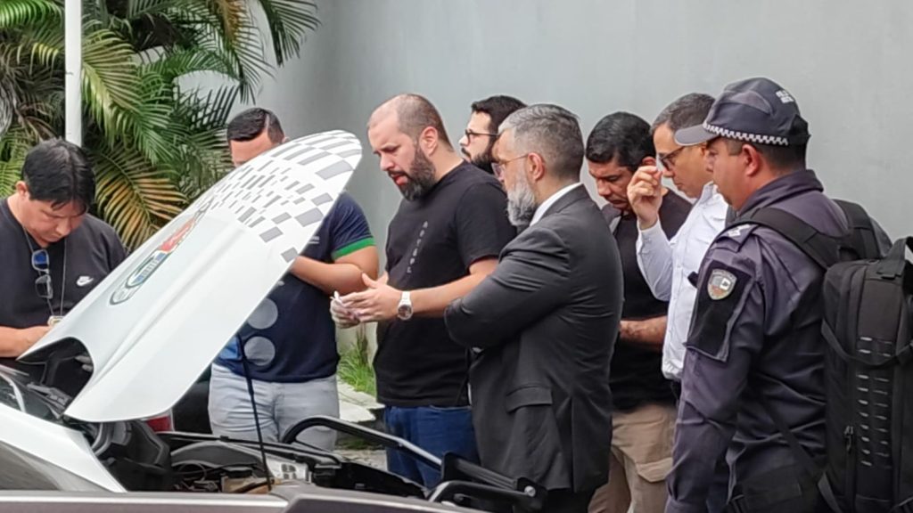 Viatura da Polícia Militar do Amazonas passando por perícia técnica no pátio da Delegacia de Homicídios e Sequestros em Manaus.