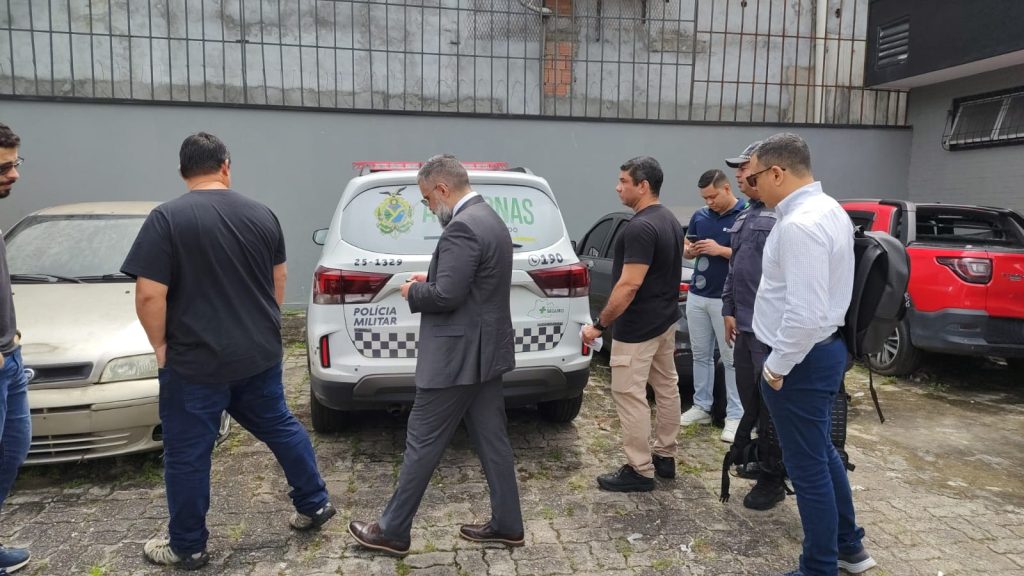 Viatura da Polícia Militar do Amazonas passando por perícia técnica no pátio da Delegacia de Homicídios e Sequestros em Manaus.