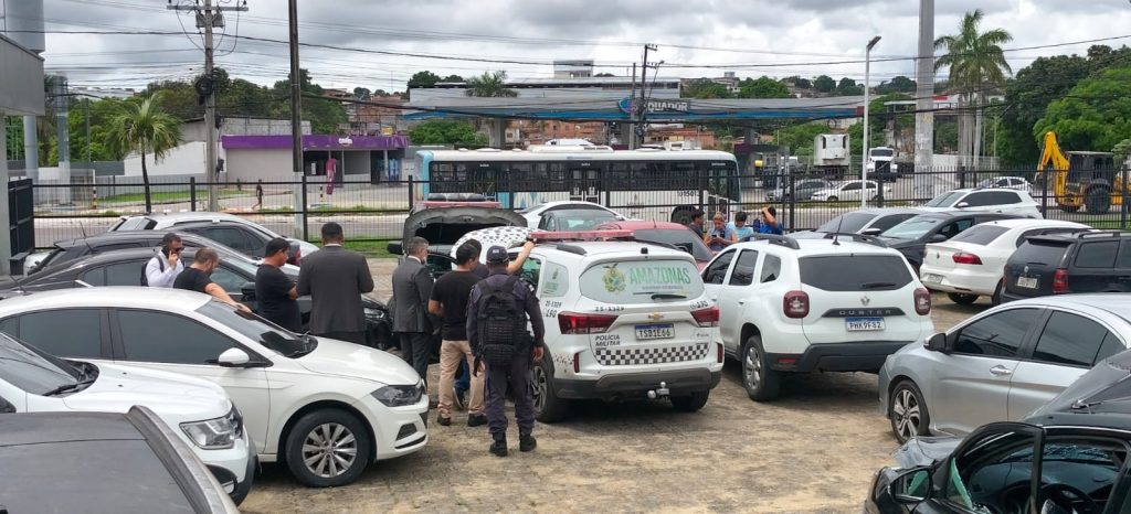 Viatura da Polícia Militar do Amazonas passando por perícia técnica no pátio da Delegacia de Homicídios e Sequestros em Manaus.