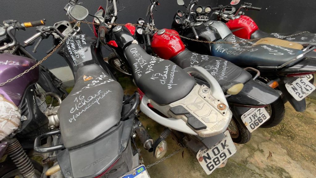 Policiais civis do Amazonas ao lado de motocicletas recuperadas durante operação em Manaus e Manacapuru.