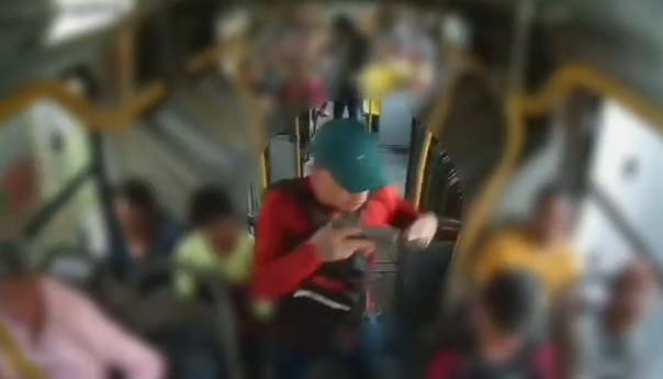 Imagens de câmeras de segurança mostram três homens durante assalto a ônibus da linha 641 em Manaus