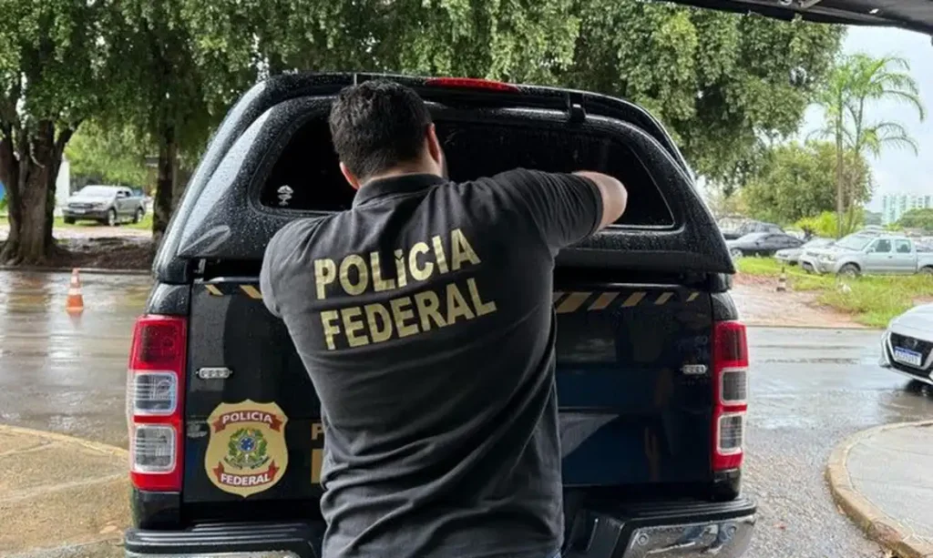 Viatura da Polícia Federal durante a deflagração da quarta fase da Operação Compliance Zero para cumprimento de mandados judiciais.
