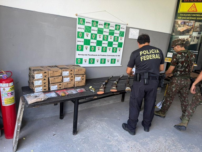 Armas e munições apreendidas sendo preparadas para destruição pela Polícia Federal em instalações militares no Amazonas.