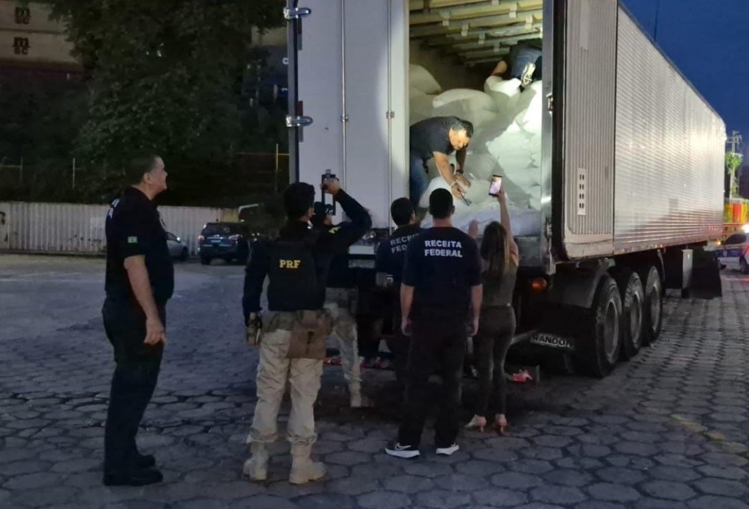 Fardos de maconha skunk apreendidos em um semirreboque durante operação policial em Manaus