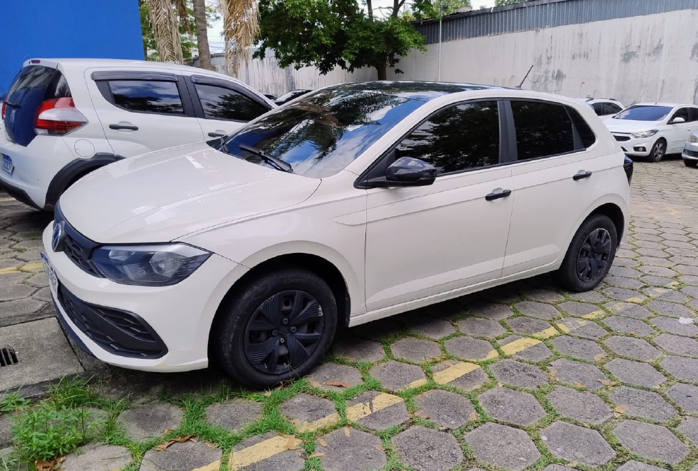 Carro Volkswagen Polo branco apreendido pela Polícia Civil por envolvimento em atropelamento de cães em Manaus.