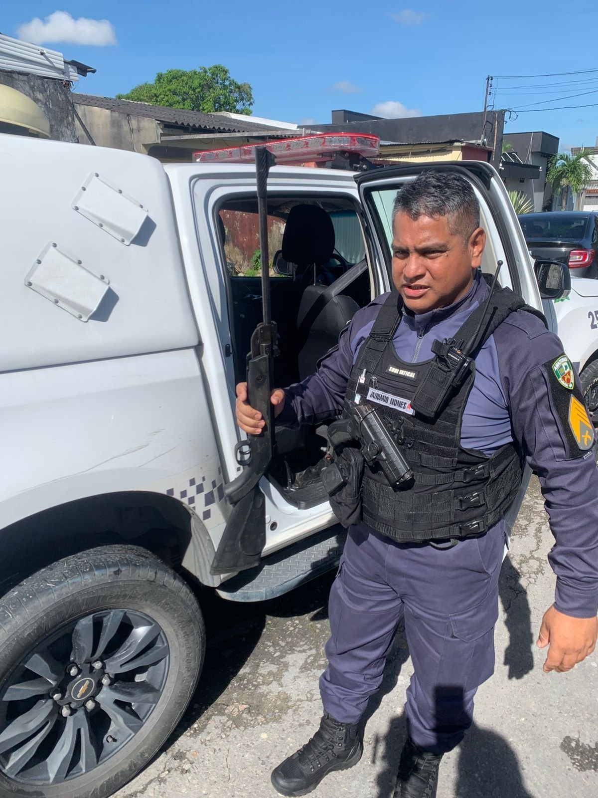 Policiais militares e motocicleta apreendida após prisão de suspeitos de assalto a floricultura em manaus
