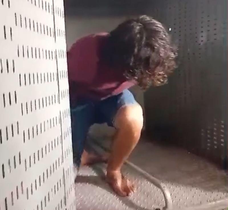 Policiais militares em Manaus atendendo ocorrência de esfaqueamento contra mulheres.