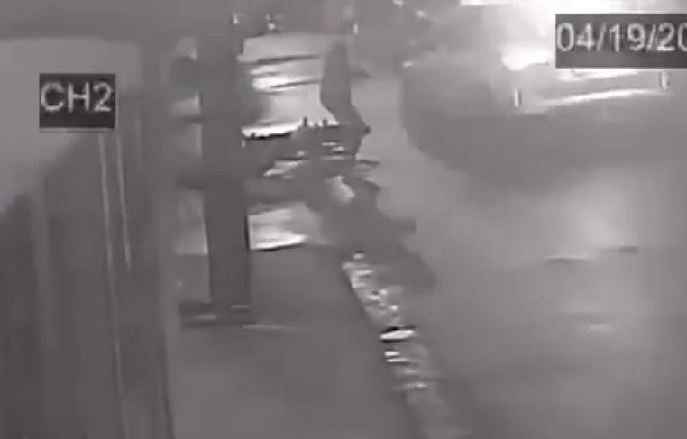 Policial fardado durante investigação de ocorrência no bairro Alvorada em Manaus.