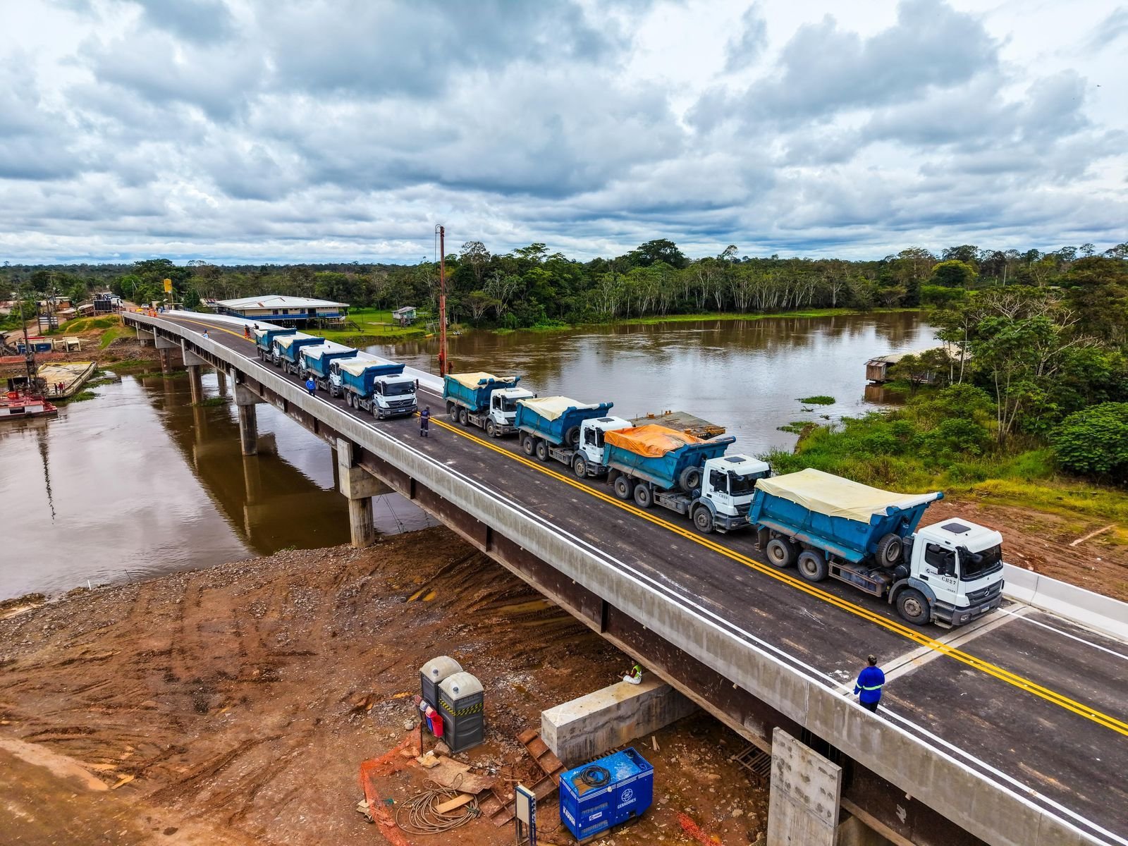 Construção da ponte sobre o rio Igapó-Açu na BR-319 em Borba