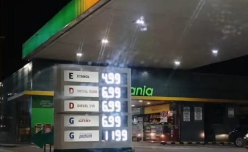 Posto de combustível em Manaus exibindo letreiro com preço da gasolina a seis reais e noventa e nove centavos