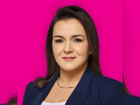 Adriane Lopes, prefeita de Campo Grande, sancionando lei sobre banheiros femininos