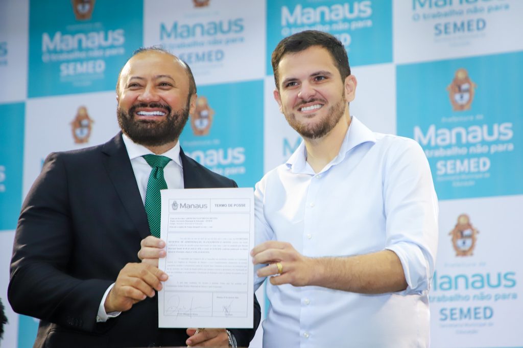 Prefeito Renato Junior e Arone Bentes em cerimonia de posse na secretaria municipal de educacao de manaus