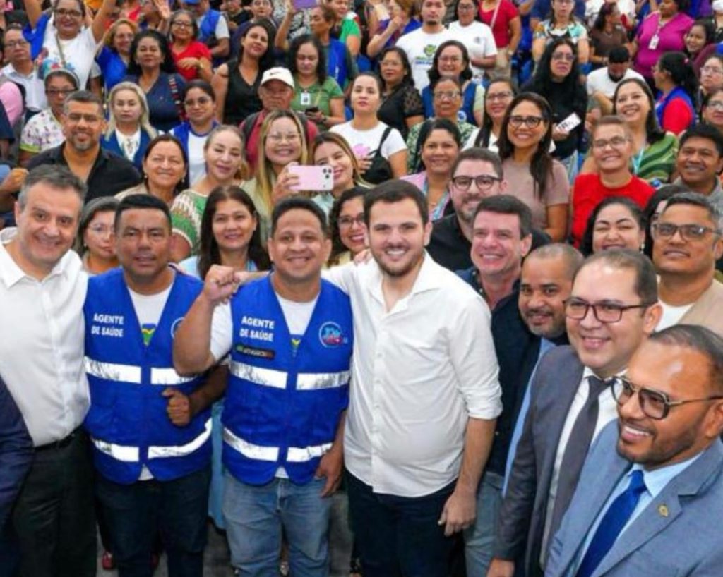 Prefeito Renato Junior durante a sanção da lei que beneficia agentes comunitários de saúde em Manaus.