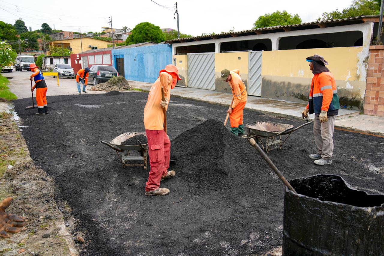 Prefeito Renato Junior fiscaliza serviços de tapa-buracos no bairro Gilberto Mestrinho em Manaus.