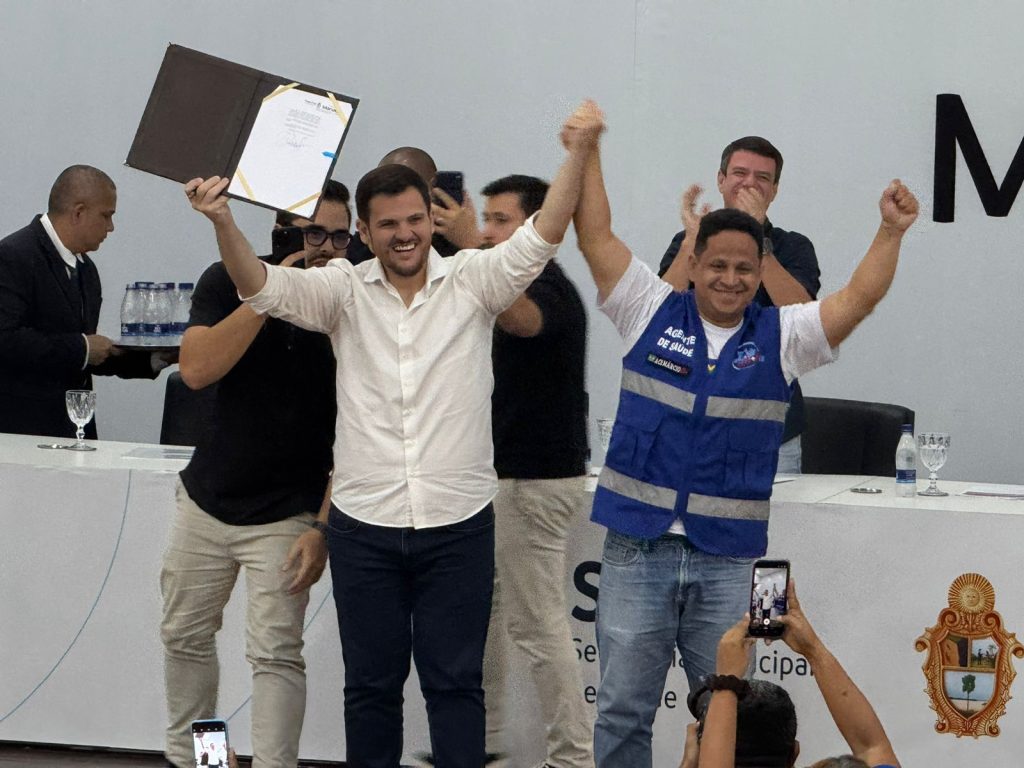 Prefeito de Manaus Renato Junior em solenidade de sanção da lei de indenização para agentes comunitários de saúde.