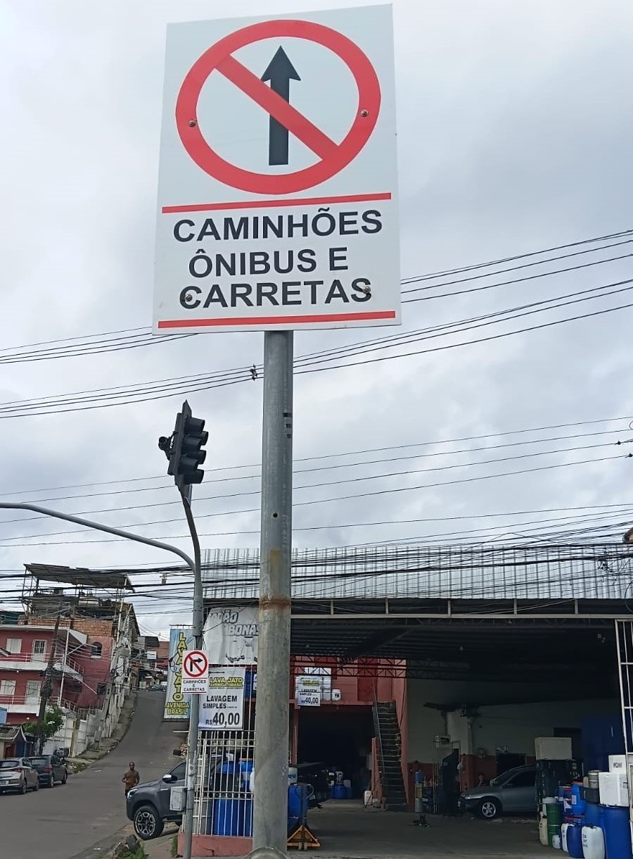Placa de sinalização proibindo a circulação de caminhões e ônibus em via íngreme no bairro Santo Antônio em Manaus
