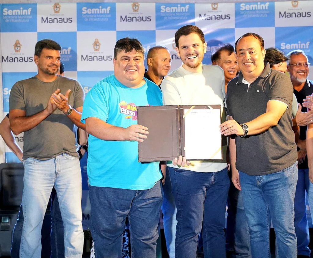 Prefeito Renato Junior e vereador David Reis durante assinatura da ordem de serviço para revitalização do campo do Castanheira em Manaus.
