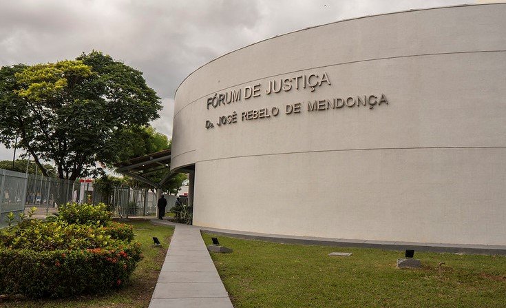 Fachada do Fórum de Itacoatiara onde ocorreu a tentativa de fuga de um preso durante audiência.