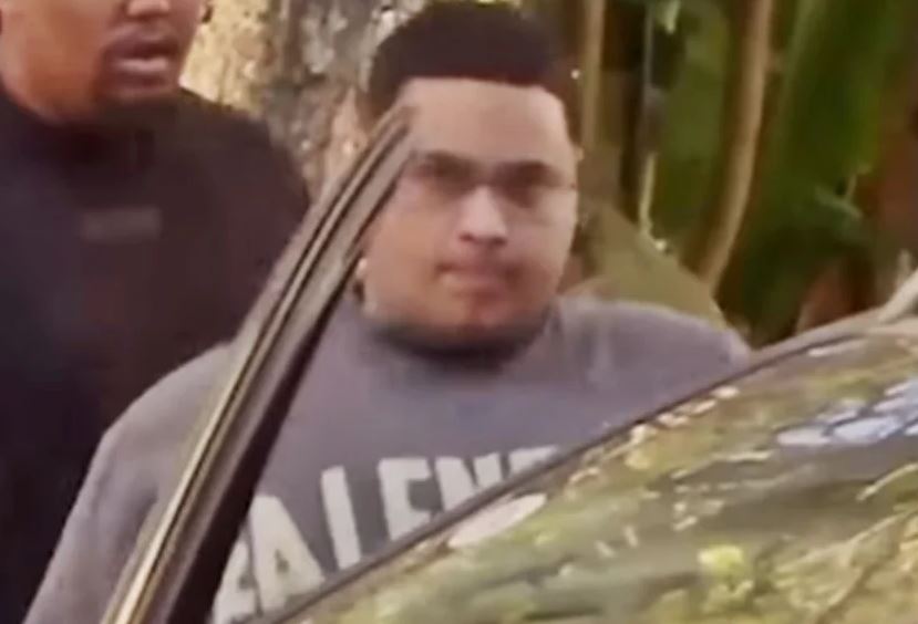 O cantor MC Ryan SP deixando o Instituto Médico Legal escoltado por agentes da Polícia Federal em São Paulo.