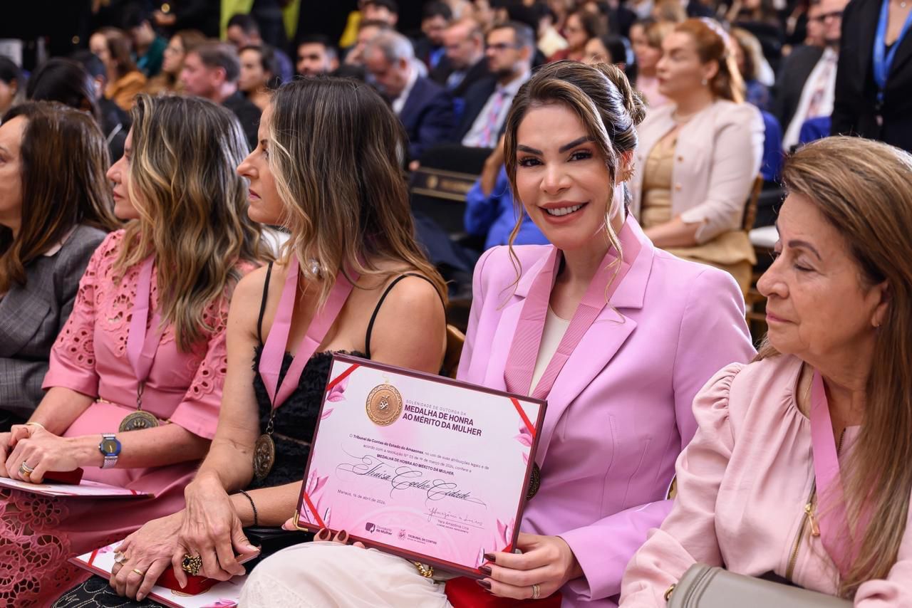 Primeira-dama Thaisa Cidade durante cerimônia de homenagem no Tribunal de Contas do Amazonas.