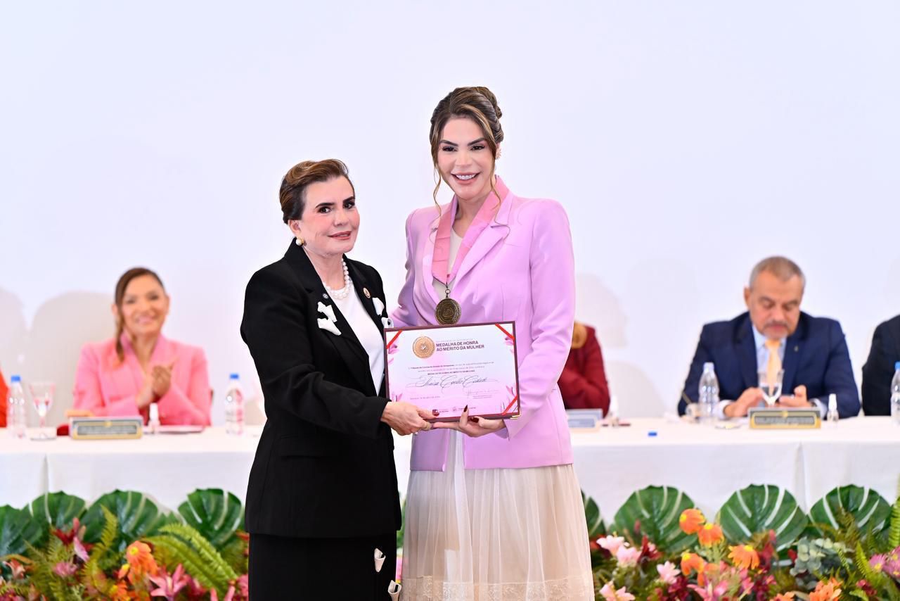 Primeira-dama Thaisa Cidade durante cerimônia de homenagem no Tribunal de Contas do Amazonas.